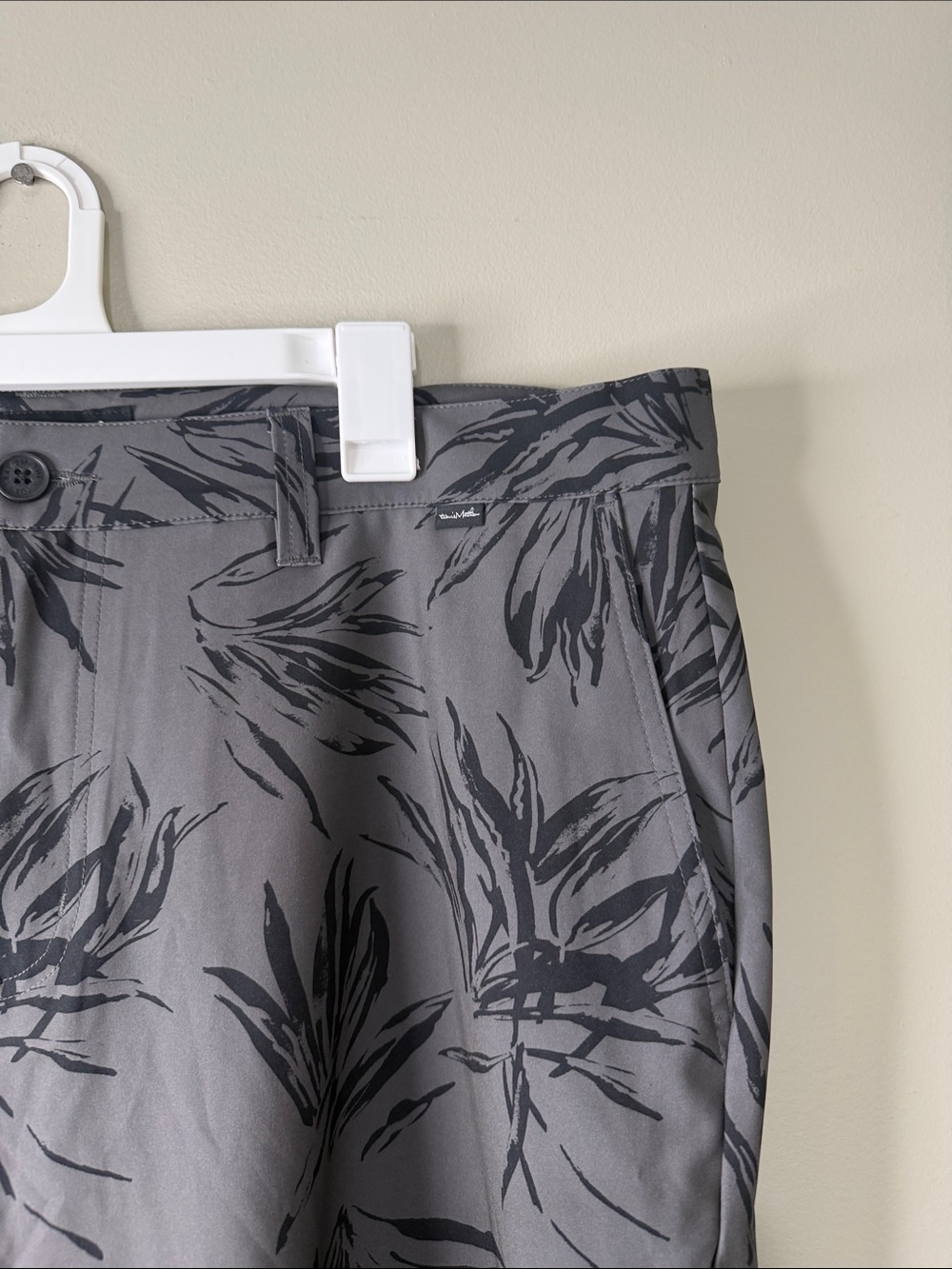 NWT Travis Mathew You Wont Shorts Gray Floral Shorts 40 - Picture 2 of 8